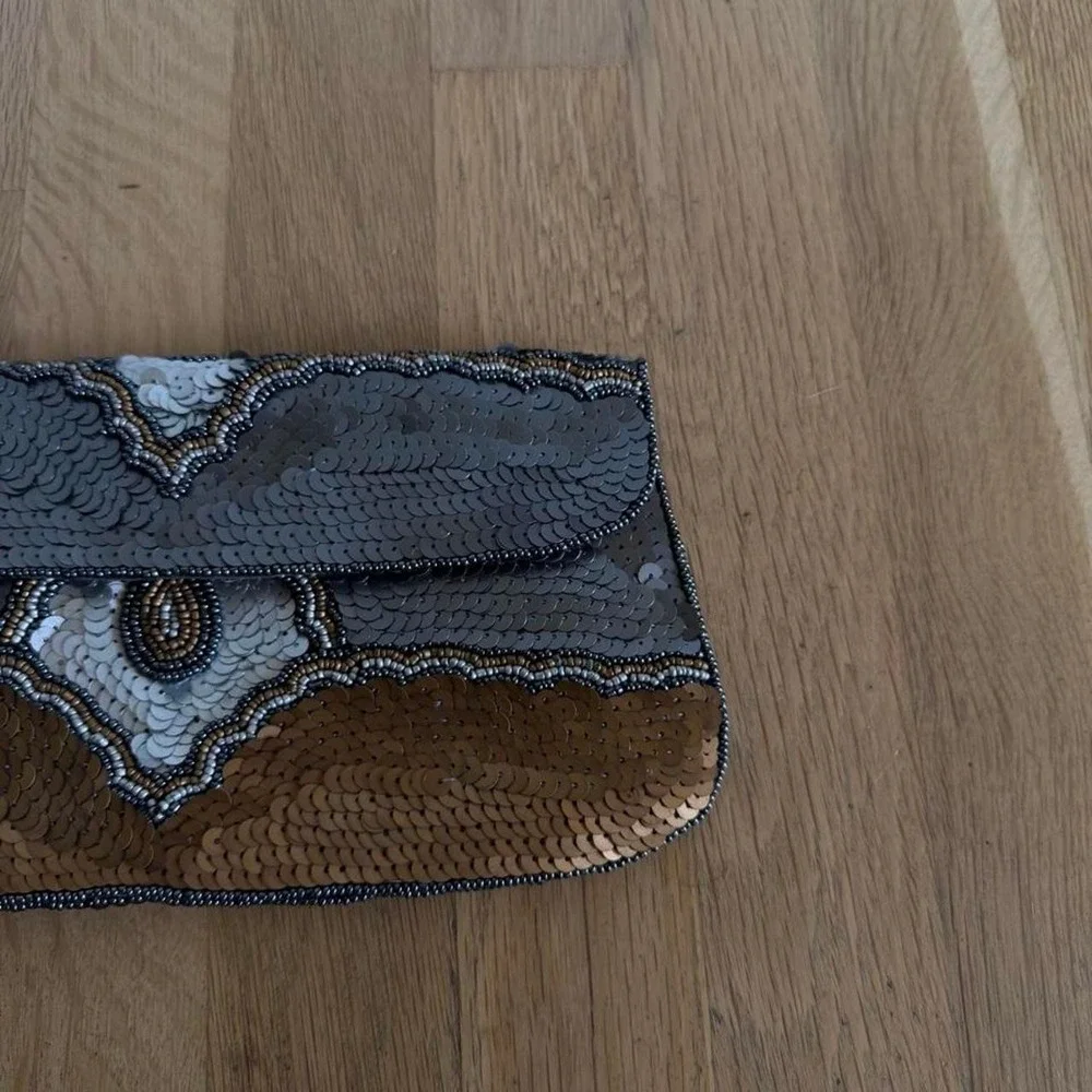Vintage beaded clutch purse silver brown pattern central silver embellishment
